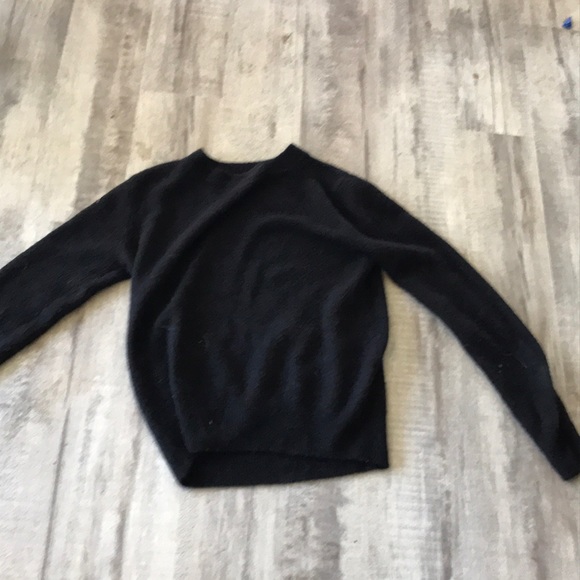 Black sweater it’s is 68% GB 17% Acrylic and 12% Polyamide and 3% Polyester - Picture 1 of 8